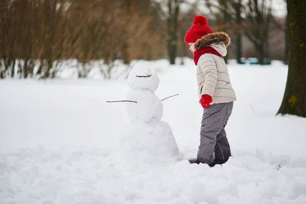 Menina Pré Escolar Adorável Construindo Boneco Neve Dia Com Neve — Fotografia de Stock