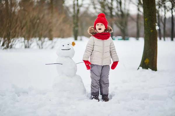 Adorable Niña Preescolar Construyendo Muñeco Nieve Día Con Fuertes Nevadas — Foto de Stock