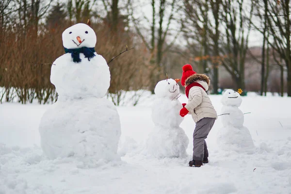 Schattig Kleuter Meisje Dat Een Sneeuwpop Bouwt Een Dag Met — Stockfoto