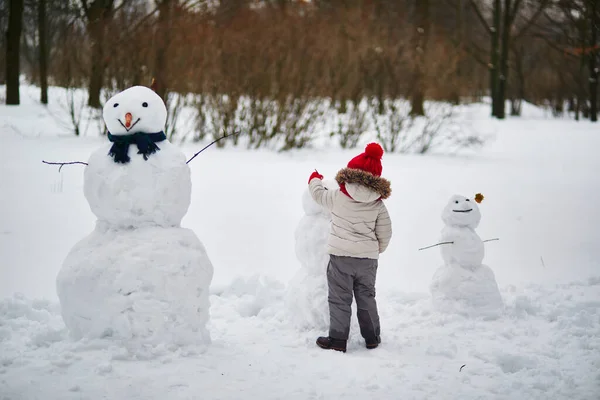 Rozkošné Předškolní Dívka Budování Sněhuláka Den Těžkým Sněžením Šťastné Dítě — Stock fotografie