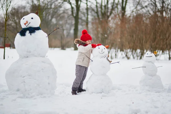 Schattig Kleuter Meisje Dat Een Sneeuwpop Bouwt Een Dag Met — Stockfoto
