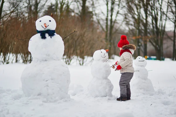 Adorable Niña Preescolar Construyendo Muñeco Nieve Día Con Fuertes Nevadas —  Fotos de Stock