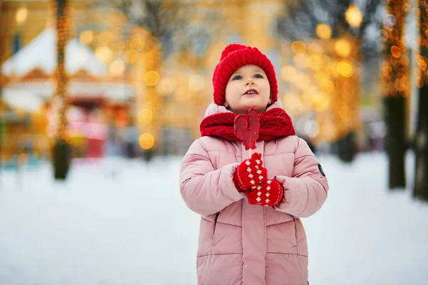 Menina Pré Escolar Alegre Feliz Snood Vermelho Chapéu Divertindo Mercado — Fotografia de Stock