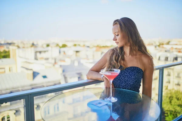 パリのエッフェル塔を望む屋上レストランでアルコールカクテルを飲む美しい若い女性 フランス — ストック写真