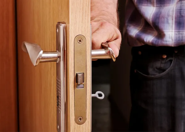 Homem abre a porta . — Fotografia de Stock