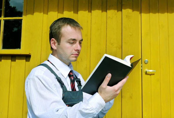 Homem de leitura . — Fotografia de Stock