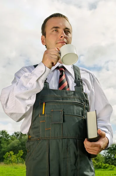 Porträt eines jungen Arbeiters. — Stockfoto