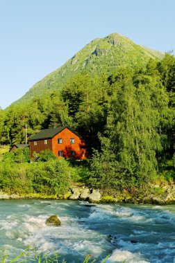Norveç nehirde akış.