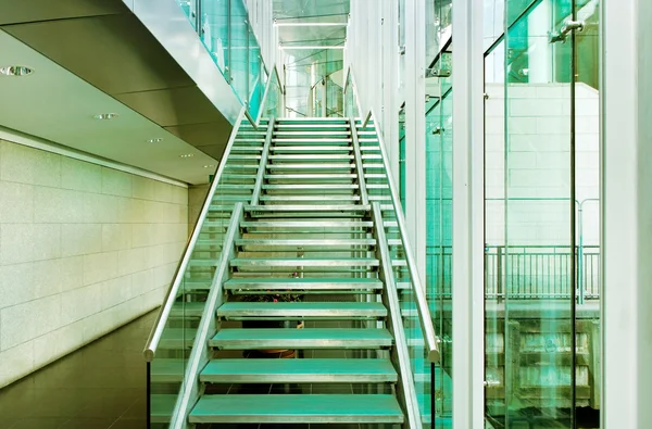 Escadas em uma estação . — Fotografia de Stock