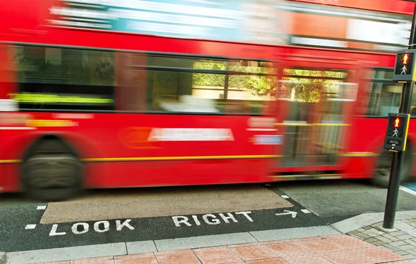 Czerwony autobus na ulicy, Londyn. — Zdjęcie stockowe