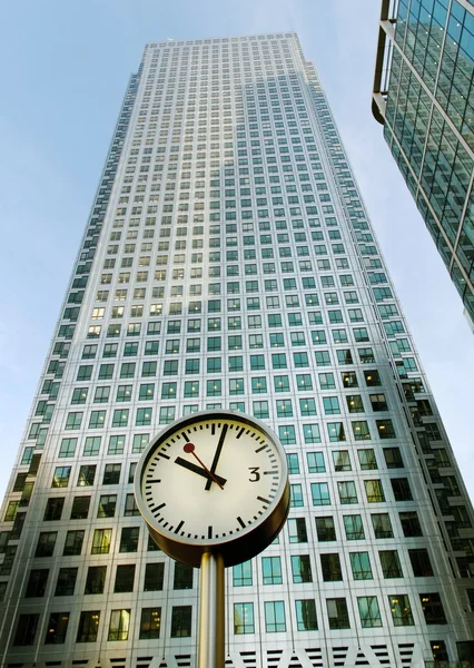 Clock and skyscrapers. — Stock Photo, Image