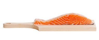 bir masa üzerine somon.