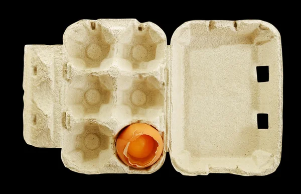 Zerbrochenes Ei in einer Schachtel. — Stockfoto