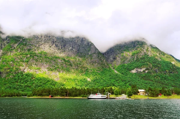 Schiff auf dem Wasser. — Stockfoto