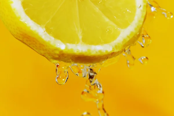 Лимон з водяними бризками . — стокове фото