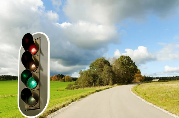 Stoplicht en landschap. — Stockfoto