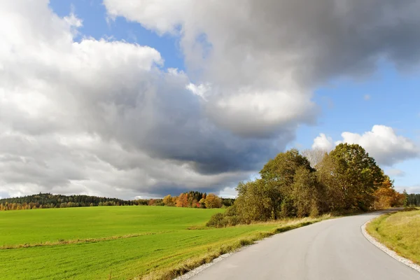 Krajina s venkovské silnici. — Stock fotografie