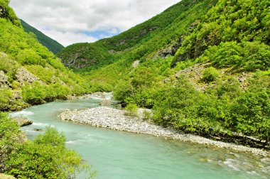 Dağ nehri.