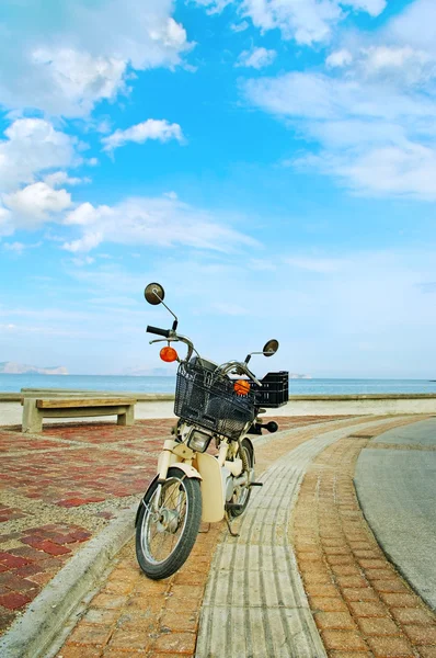 Scooter op de zee. — Stockfoto