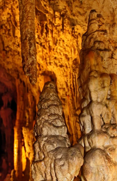 Stalaktytów i stalagmitów, tworząc. — Zdjęcie stockowe