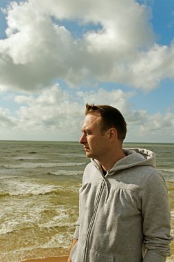 Sahildeki adam..