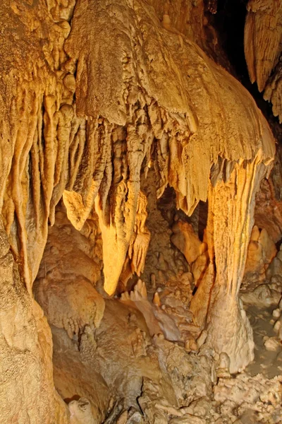 Stalaktytów i stalagmitów, tworząc. — Zdjęcie stockowe