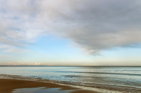 Ciel nuageux au dessus de la mer . — Photo