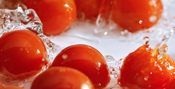 Rajčata a voda. — Stock fotografie