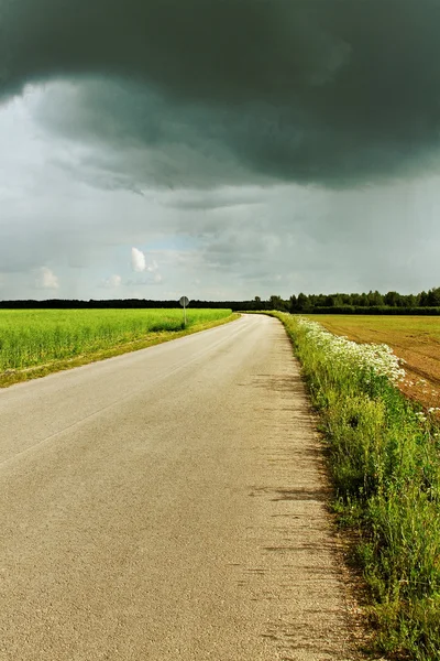 道路上の黒い雲. — ストック写真