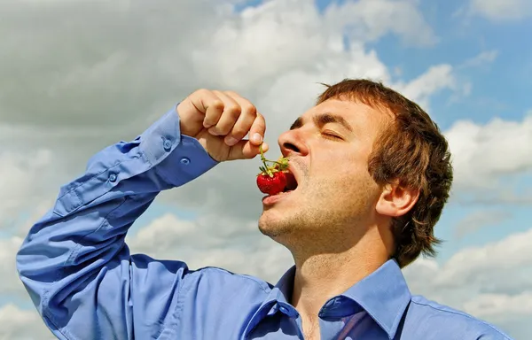 Человек ест клубнику . — стоковое фото