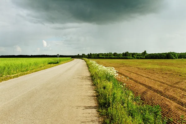 Černý mrak nad silnicí. — Stock fotografie