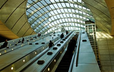 yürüyen insanları metro ile.