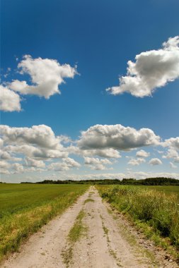 güzel bulutların üzerinde yol.