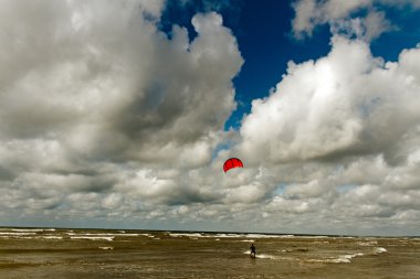 kiteboarder yukarıda deniz.