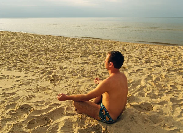 Homem meditando . — Fotografia de Stock