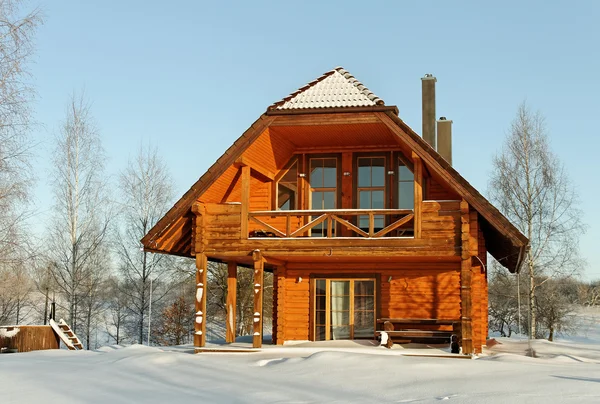 Haus in der Wintersaison. — Stockfoto