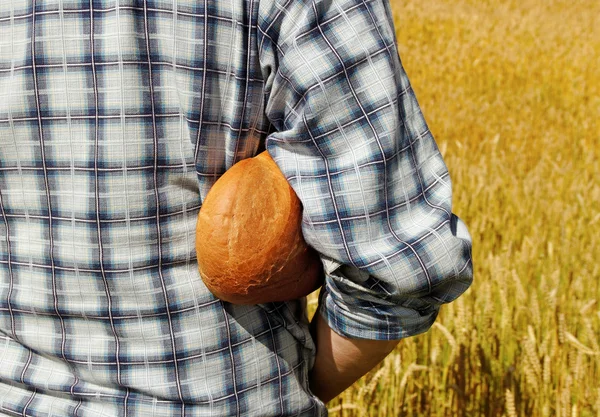 Homem com pão . — Fotografia de Stock