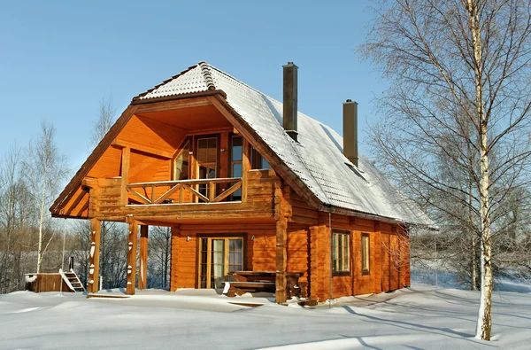 Casa nella stagione invernale . — Foto Stock