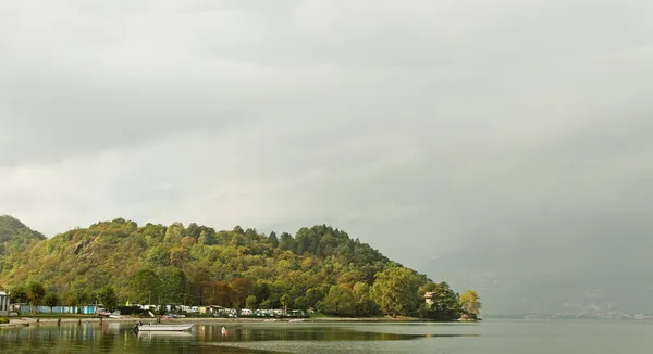 Widok na jezioro como. — Zdjęcie stockowe