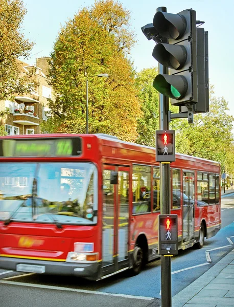 Κόκκινο λεωφορείο στο δρόμο. — Φωτογραφία Αρχείου