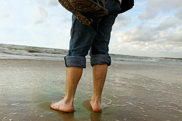 Muž u moře. — Stock fotografie