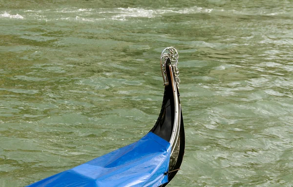 Gondel auf dem Wasser. — Stockfoto