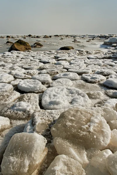 海の表面のひびの入った氷. — ストック写真