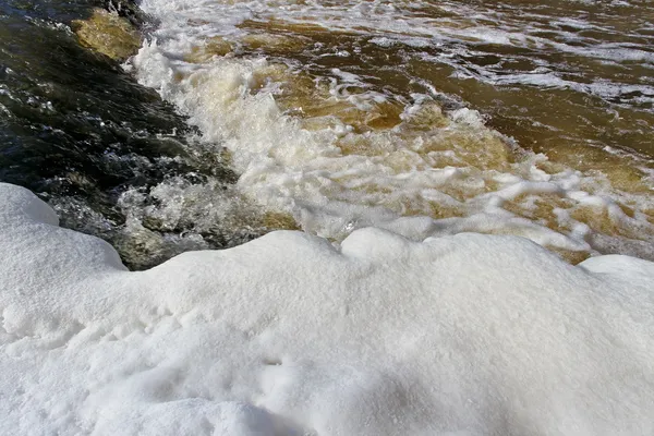 Pequeño río en temporada de primavera . — Foto de Stock