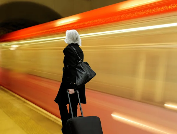 Kvinna i metro. — Stockfoto