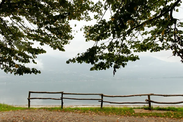 Recinzione al lago . — Foto Stock