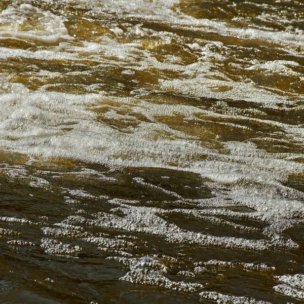 Малая река в весенний сезон . — стоковое фото