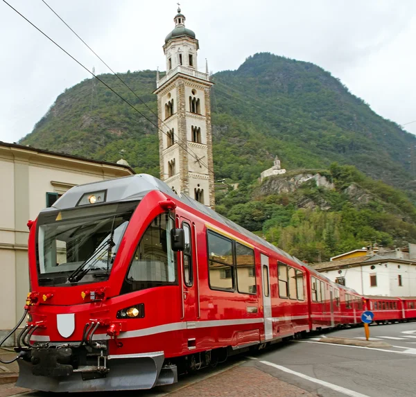 Bernina express auf der straße. — Stockfoto