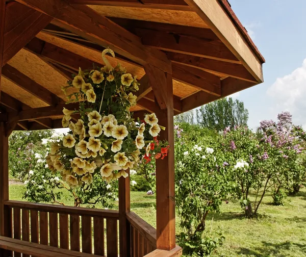 Arbor i en trädgård. — Stockfoto