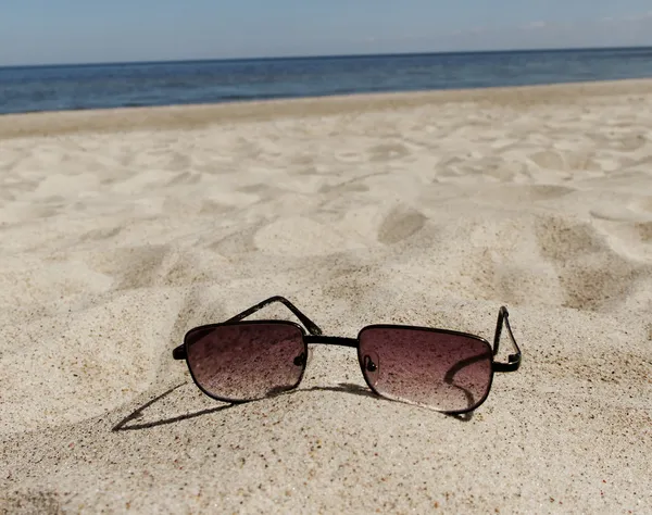 Occhiali sulla sabbia . — Foto Stock